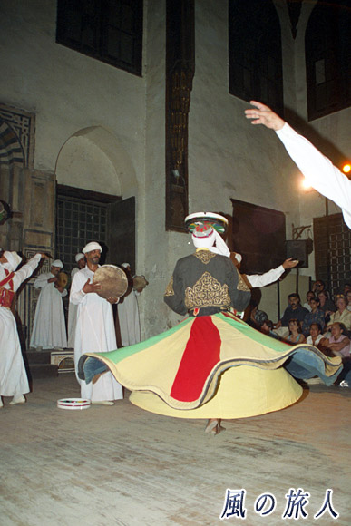 タンヌーラダンスの様子の写真　Tanoura Dance (Sufi Dance)