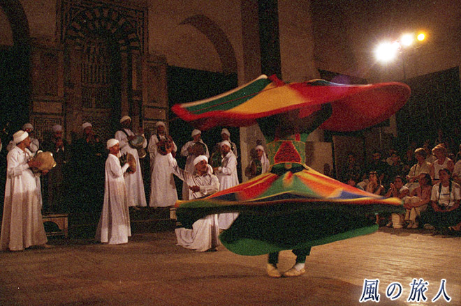 タンヌーラダンスの様子の写真　Tanoura Dance (Sufi Dance)