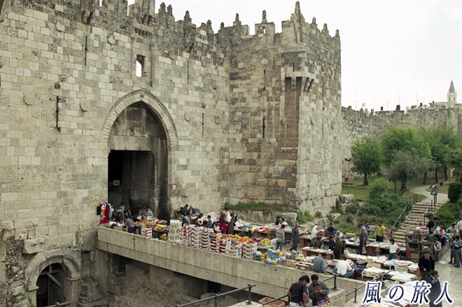 ダマスカス門の様子２　エルサレム旧市街の写真