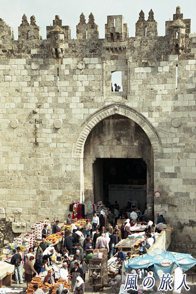 ダマスカス門と兵隊　エルサレム旧市街の写真