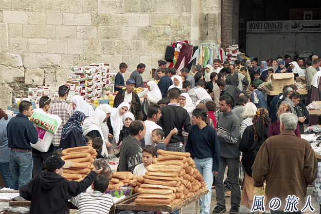 輪のパン、カアッハ　エルサレム旧市街の写真