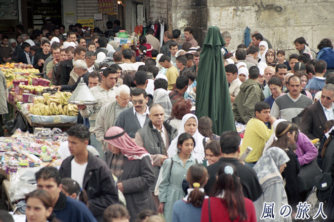 行き交う人々　ダマスカス門　エルサレム旧市街の写真