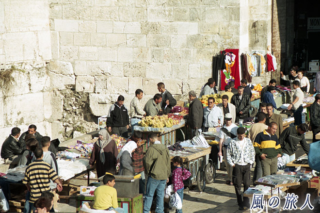 ダマスカス門の前の市場　エルサレム旧市街の写真
