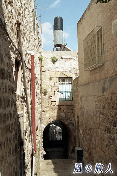 トンネルと給水タンク　エルサレムの旧市街の写真