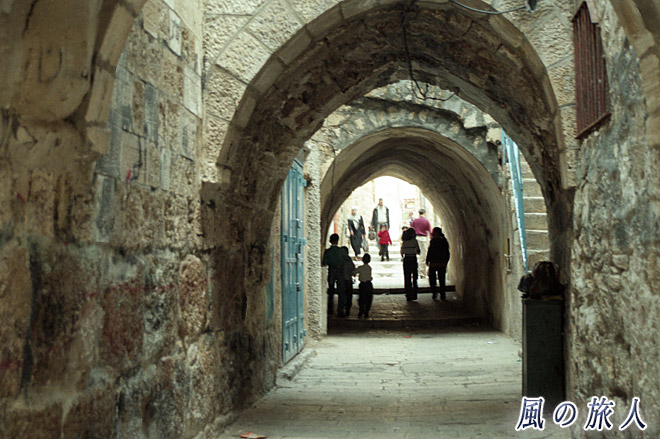トンネルの続く道　エルサレムの旧市街の写真
