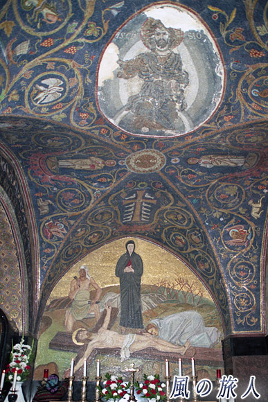 十字架に打ち付けられるイエス　聖墳墓教会の写真
