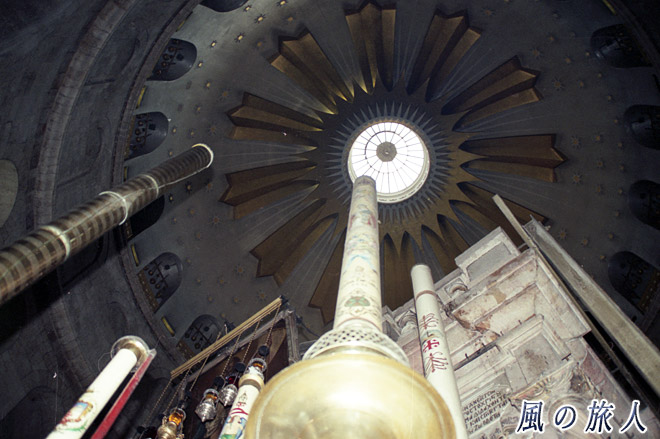 廟と天井　聖墳墓教会の写真