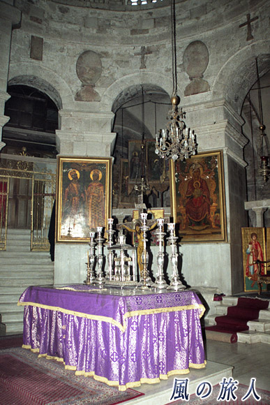 祭壇と燭台　聖墳墓教会の写真