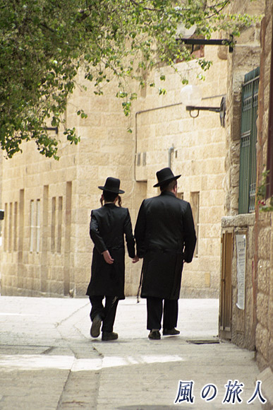 旧市街を歩くユダヤ教徒　エルサレム旧市街の写真