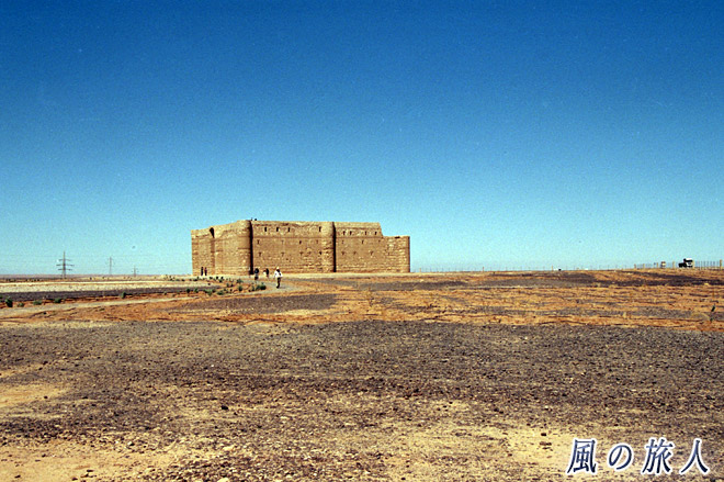 荒野の中のハラナ城　ハラナ城の写真　Qasr al-Kharaneh