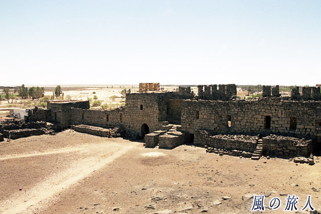 入り口付近の城壁　アズラク城の写真