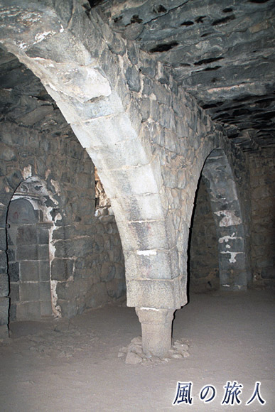 城塞内の柱　アズラク城の写真