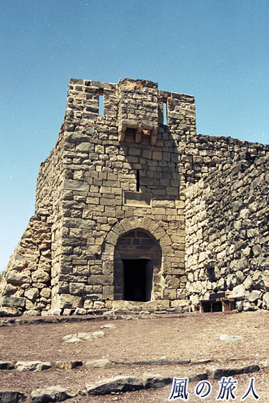 アズラク城の入り口　アズラク城の写真　Qasr al-Azraq