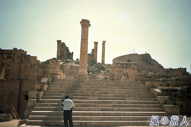 ゼウス神殿と南の円形劇場　ジェラシュ遺跡の写真
