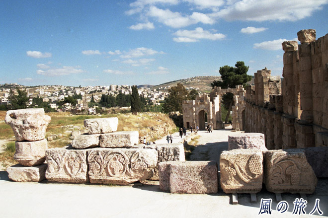 ゼウス神殿の前　ジェラシュ遺跡の写真
