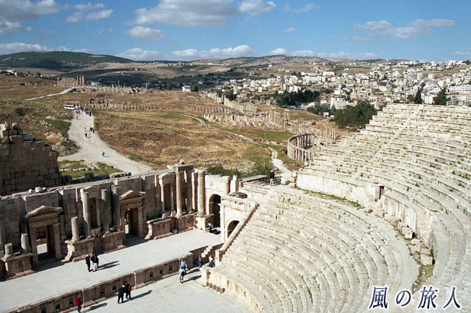 円形劇場と遺跡の眺め　ジェラシュ遺跡の写真