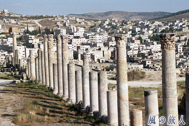 アルテミス神殿を囲む列柱　ジェラシュ遺跡の写真