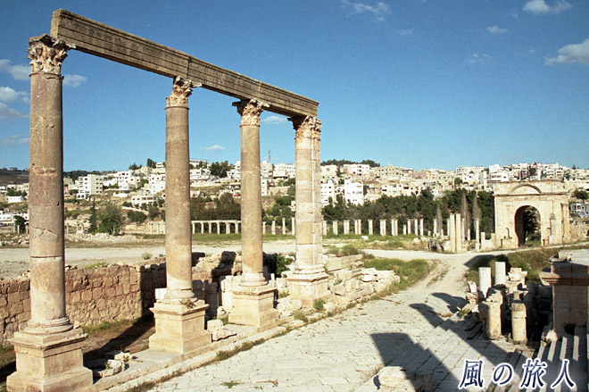 北の円形劇場前の通りとテトラピロン（四面門）　ジェラシュ遺跡の写真