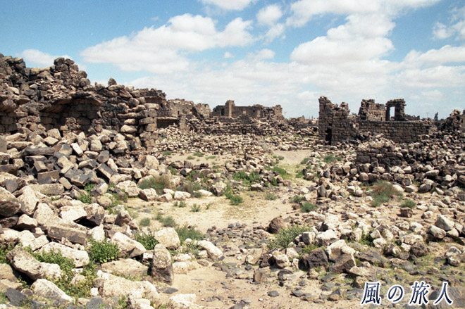 石が散らばる遺跡　ウム・エル・ジマル遺跡の写真