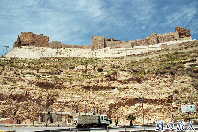 崖下から見るカラク城　カラク城の写真