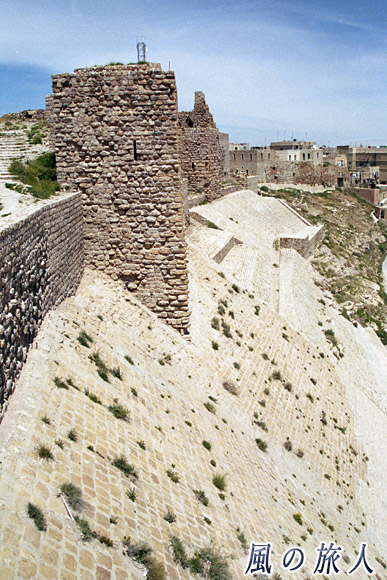 東側の城壁　カラク城の写真
