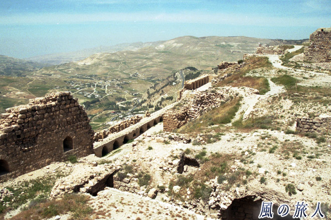 城塞と死海方面の眺望　カラク城の写真
