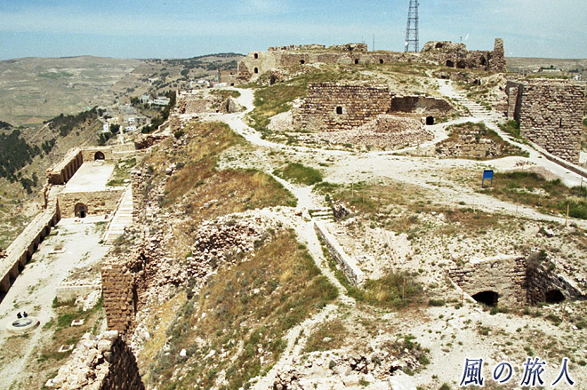 監獄から見た城塞上部　カラク城の写真