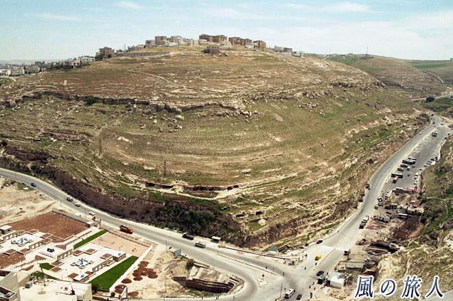 上から見たバス乗り場　カラク城の写真