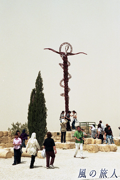 青銅の蛇のモニュメント　ネボ山の写真