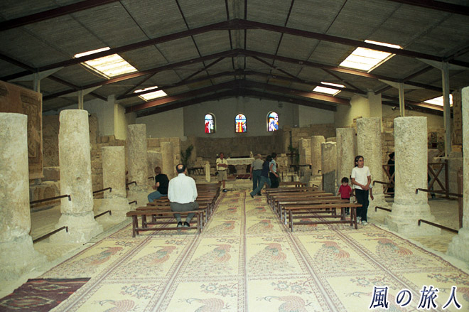 モーセ記念教会の内部　ネボ山の写真