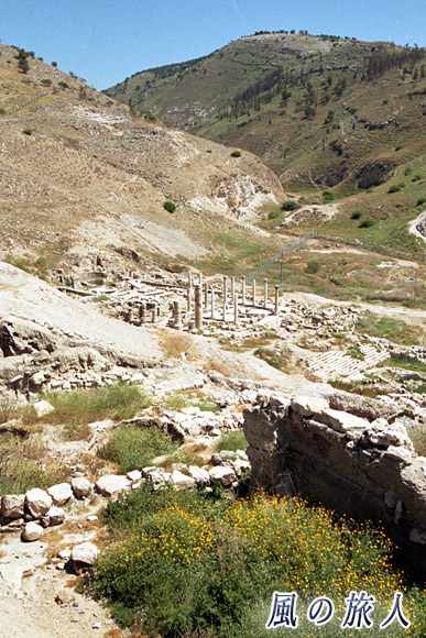 谷間にある様子　ペラ遺跡の写真