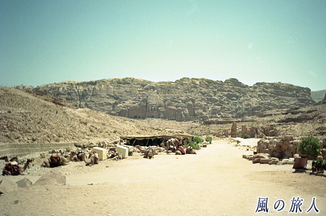 列柱通りと王宮墳墓　ペトラ遺跡の写真