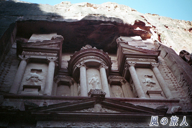 神殿の上部　エル・ハズネ　ペトラ遺跡の写真