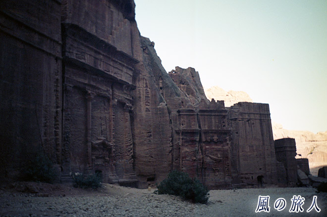 ファサードの道の巨大な墓　ペトラ遺跡の写真