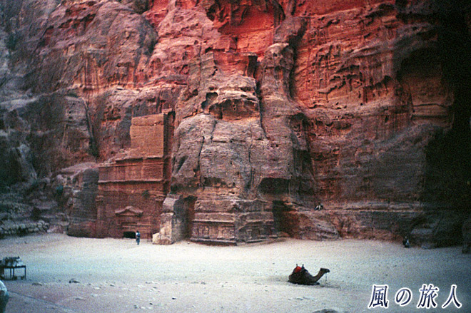 赤い壁　ペトラ遺跡の写真