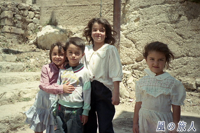 サルトの子供たち　サルトの町並みの写真