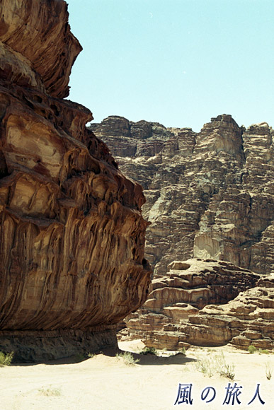 シメジ岩　ワディ・ラムの写真