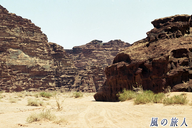 岩の間の道　ワディ・ラムの写真