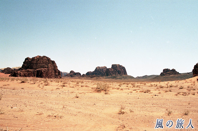 岩山がある砂漠　ワディ・ラムの写真