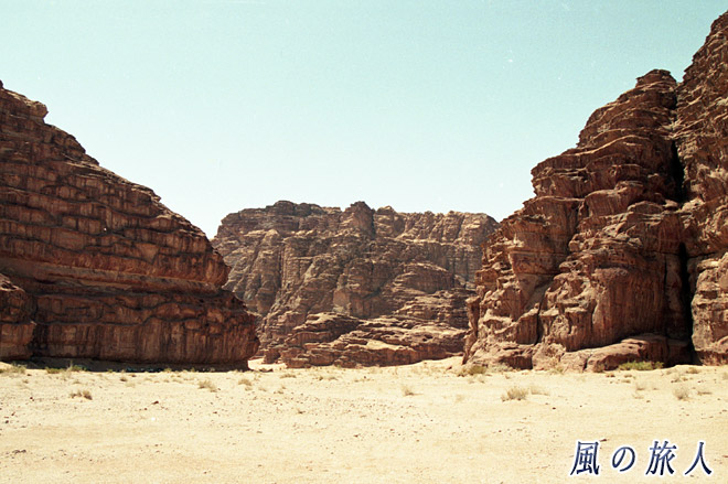 岩山が連なる風景　ワディ・ラムの写真