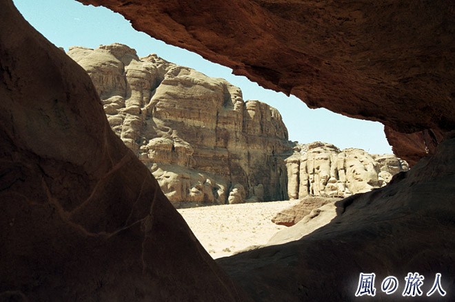 岩の陰から　ワディ・ラムの写真