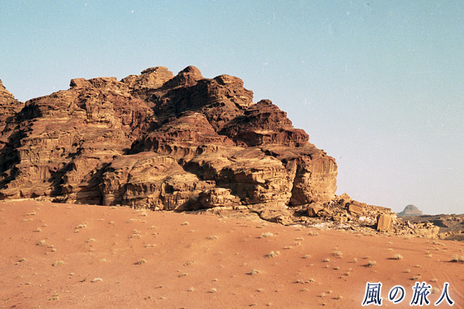 要塞のような岩山　ワディ・ラムの写真