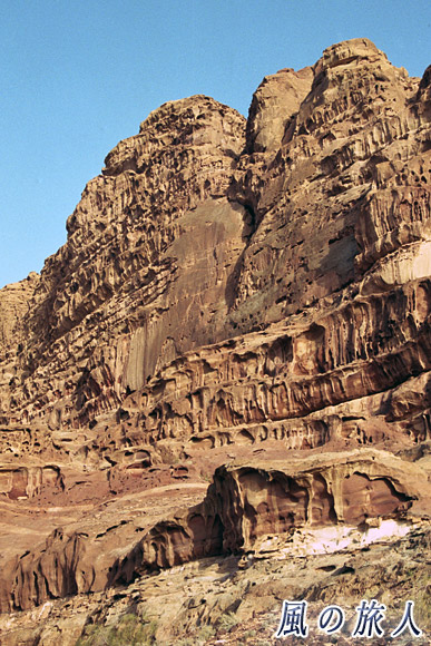 巨大な岩山　ワディ・ラムの写真
