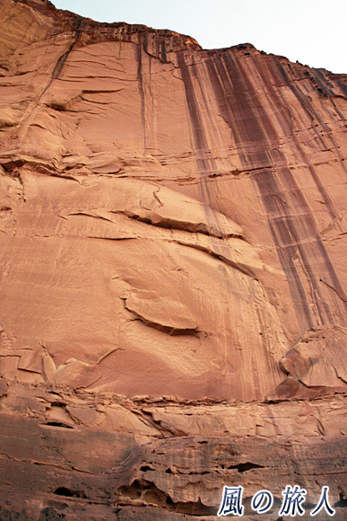 聳える岩壁　ワディ・ラムの写真