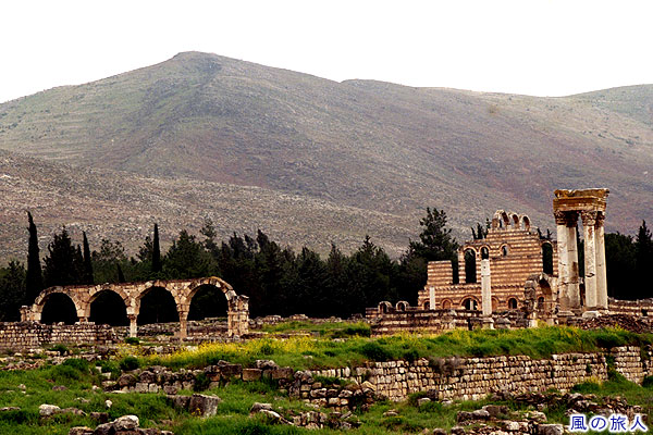 遺構と丘陵　アンジャル遺跡の写真　Umayyad City Ruins in Anjar