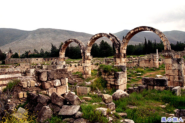 石造りのアーチ　アンジャル遺跡の写真　Umayyad City Ruins in Anjar