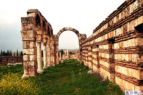 お洒落な感じの遺跡の壁　アンジャル遺跡の写真　Umayyad City Ruins in Anjar