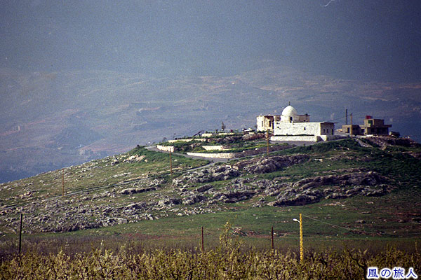 丘の上のモスク　レバノンアンジャルの写真　scenery of Anjar