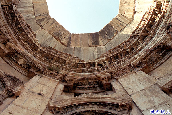 前庭の円形の天井 バールベック遺跡の写真　Baalbek Roman Ruins