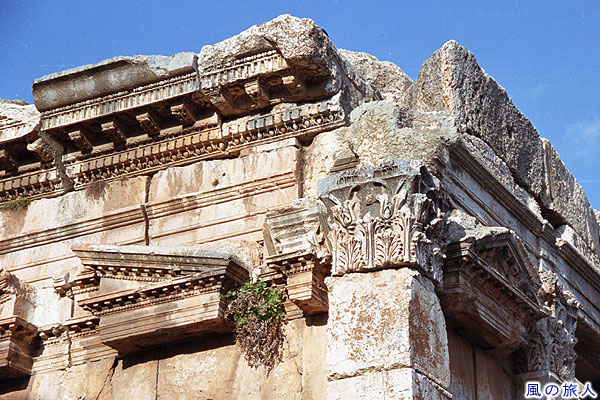 飾り柱と飾りの屋根 バールベック遺跡の写真　Baalbek Roman Ruins